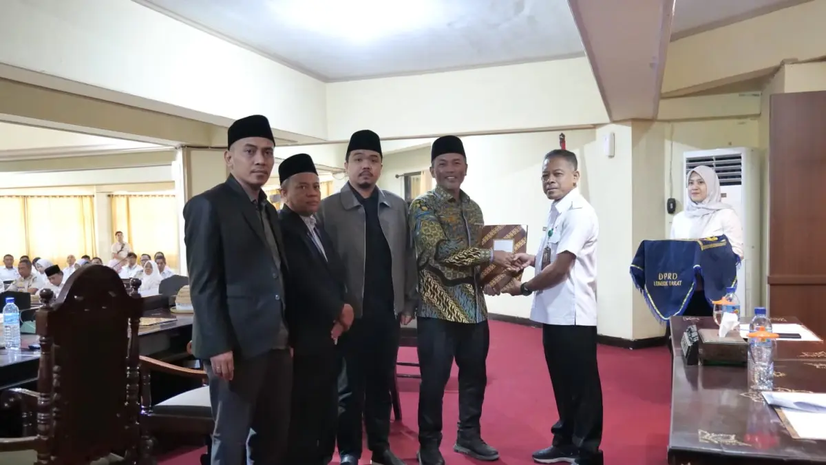 F-paripurna
DPRD Lobar For Lombok Post
SERAHKAN DRAF: Pemkab Lobar menyerahkan draf Rancangan Perubahan APBD 2026 Lobar ke DPRD Lobar, Rabu (9/9).