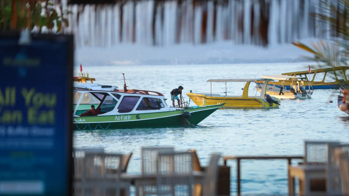 GELIAT WISATA BAHARI: Aktivitas perahu wisata yang bersiap bersandar di perairan tenang kawasan Gili, Lombok Utara, beberapa waktu lalu. (IVAN/LOMBOK POST)