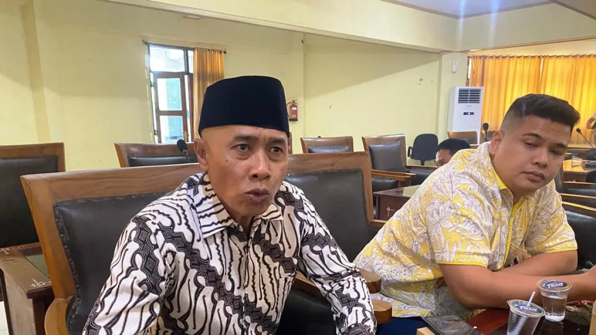 IKUTI ARAHAN PARTAI: Anggota DPRD Lombok Barat dari Partai Golkar Lalu Hermayadi saat memberikan keterangan kepada wartawan, Rabu (9/9).


