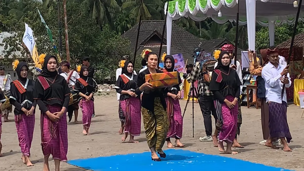 INAN DOWE: Masyarakat Desa Loyok melakukan pawai sekaligus menyambut tamu kehormatan pada event Gawe Inan Dowe.