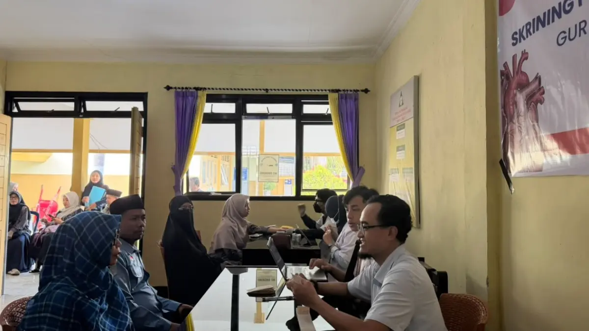 Para guru SMPN 1 Lembar menjalani rangkaian skrining penyakit jantung koroner. (ist)