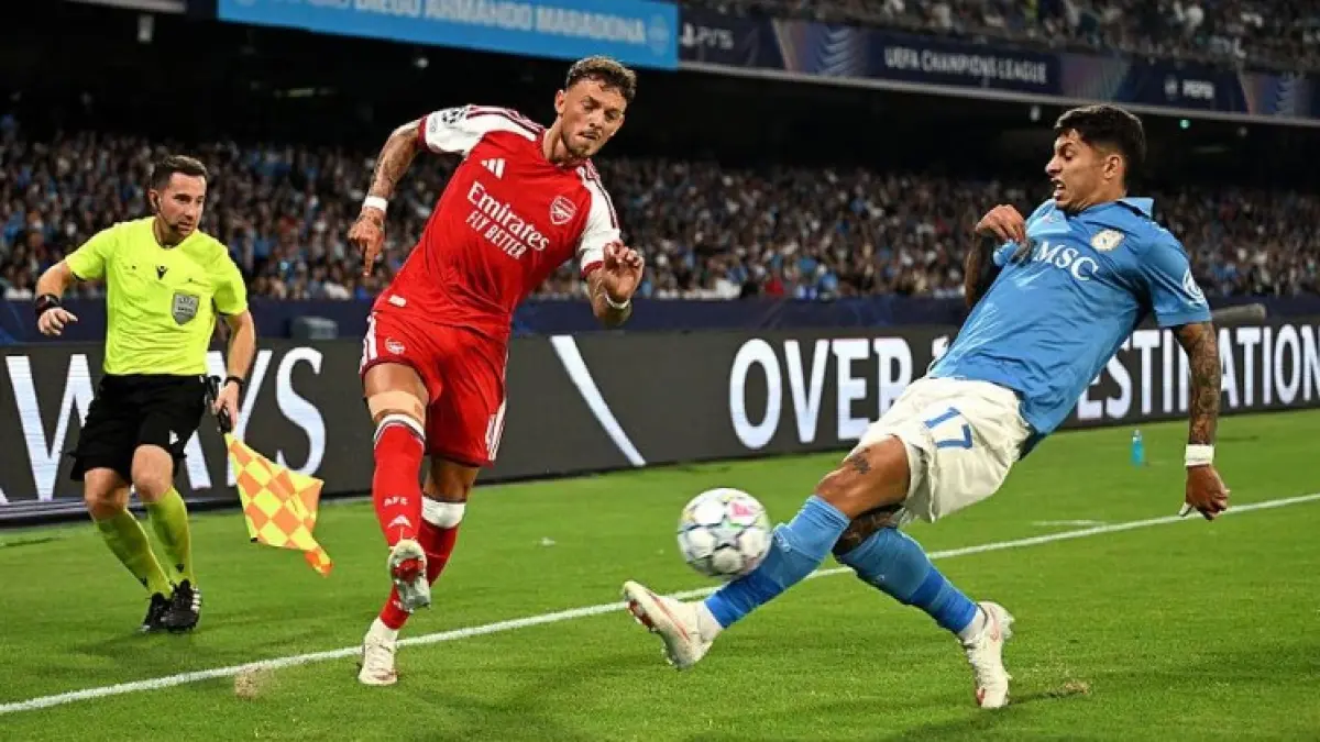 Pemain Arsenal Ben White (tengah) saat tampil melawan Napoli di Liga Champions. (ARSENAL.COM)