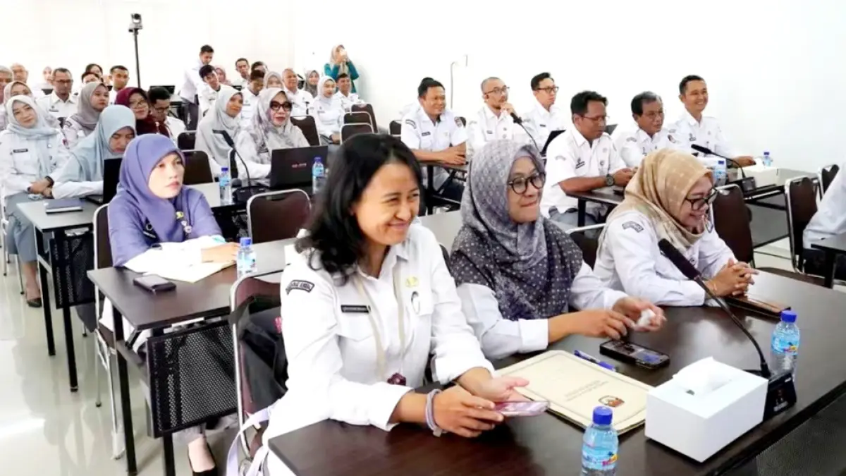 PERKUAT KOMPETENSI: Jajaran KPU Provinsi NTB bersama pejabat struktural, fungsional, dan staf sekretariat KPU kabupaten/kota se-NTB mengikuti kegiatan penguatan kompetensi SDM.

&nbsp;