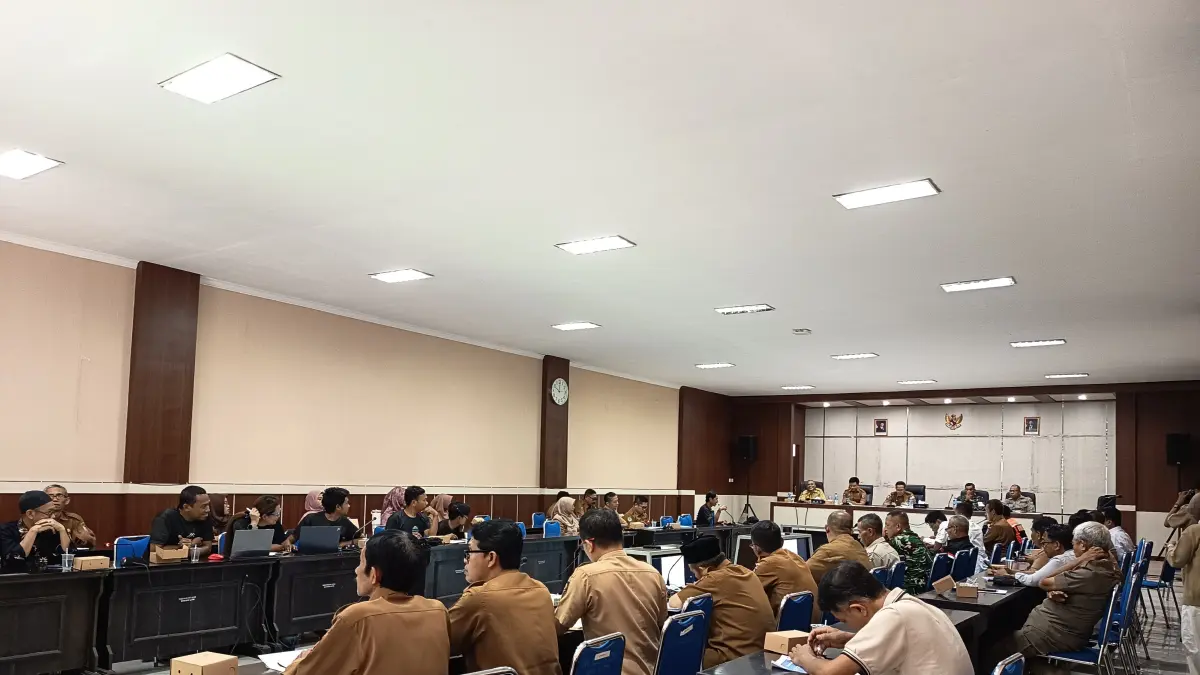 RAKOR PERSIAPAN: Sekda Lombok Timur M Juaini Taofik memimpin rapat koordinasi persiapan Sembalun Mountain Marathon Festival di kantor Bupati Lotim.