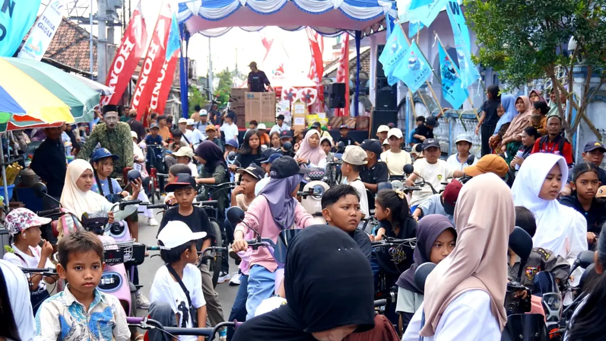 RIBUAN PESERTA: Ribuan masyarakat mengikuti sepeda santai yang digelar Remaja PANDAWA di Dusun Penarukan Daya-Proa, Desa Kebon Ayu, Rabu (9/9). 