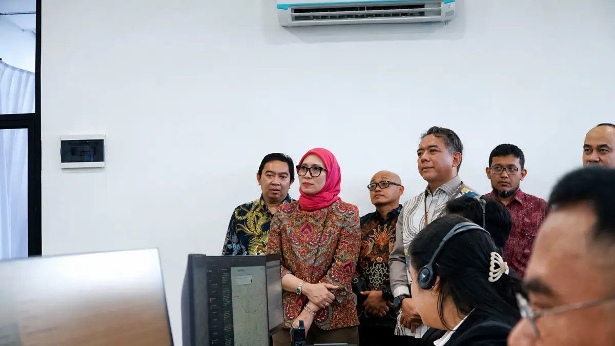 Direktur Distribusi PT PLN (Persero) Arsyadany G. Akmalaputri (dua kiri) bersama Executive Vice President Operasi Distribusi Sugeng Widodo dan General Manager PLN UIW NTB Yondri Zulfadli (empat kiri) saat peresmian Centralized Command Center di lingkungan PLN UP2D NTB, Kamis (10/9).