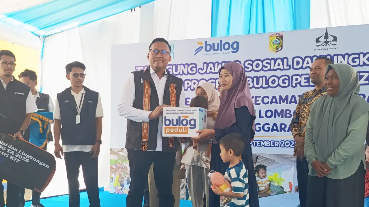 ATASI STUNTING: Sekretaris Perusahaan Perum Bulog Dhana Putra Prasetya saat menyerahkan bantuan beras Fortivit, susu dan magic com kepada keluarga anak yang mengalami stunting di Kecamatan Sakra.