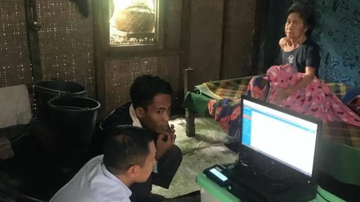 DATANGI &nbsp;WARGA: Petugas Dinas Dukcapil KLU memberikan pelayanan Adminduk kepada kelompok rentan.