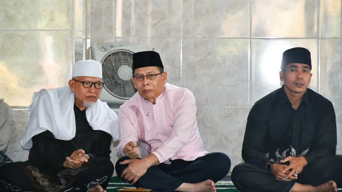 MAULID: Wakil Bupati Lotim Moh Edwin
 Hadiwijaya saat menghadiri acara Maulid Di Kelurahan Dengan.