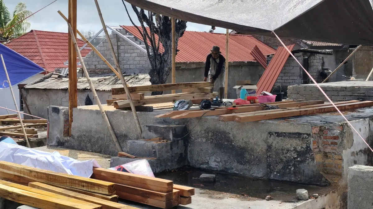 PERPANJANG TANGGAP DARURAT: Warga Dusun Sade mulai membangun kerangka rumah adat mereka pascamusibah kebakaran. Pemkab Loteng memperpanjang masa tanggap darurat Sade dari tanggal 7-19 September 2026.