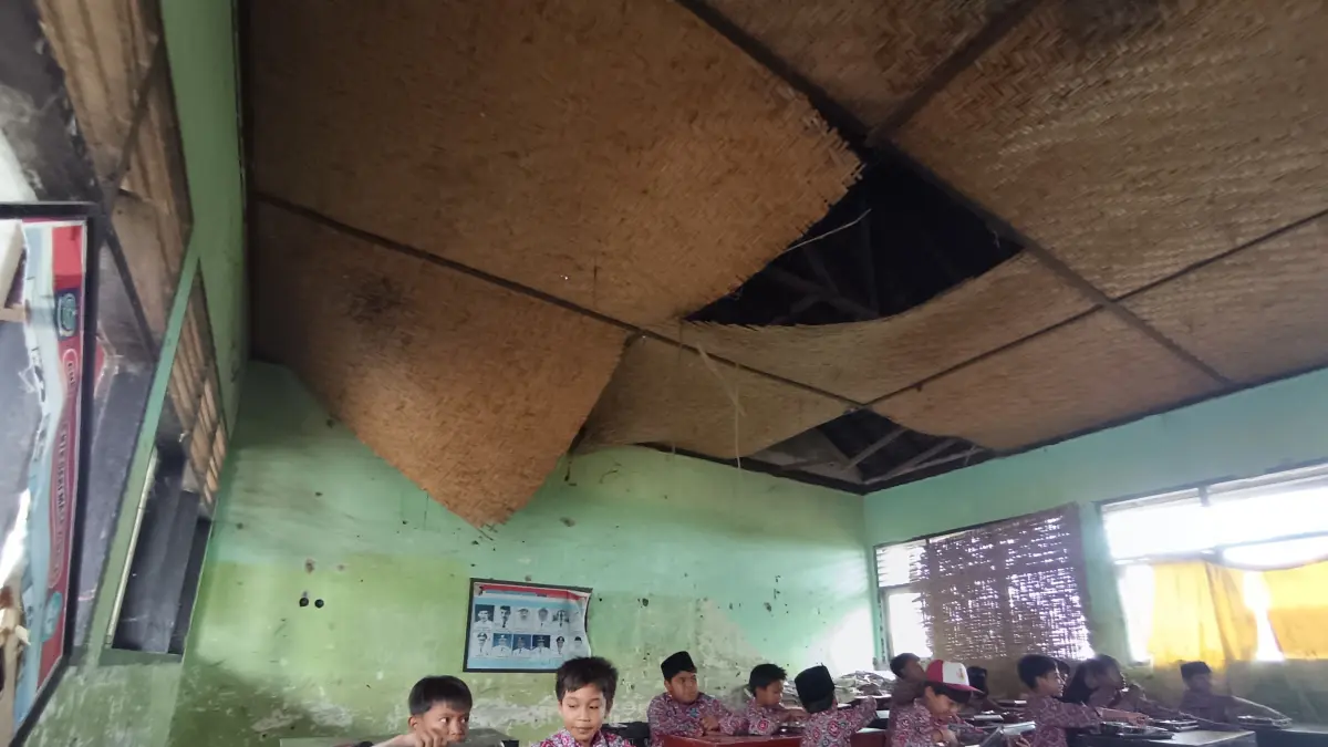 RUSAK BERAT: Siswa-siswi SDN 2 Batu Putik sedang membereskan ompreng Makan Bergizi Gratis (MBG) setelah selesai makan di kelas mereka yang kondisinya rusak berat.&nbsp;