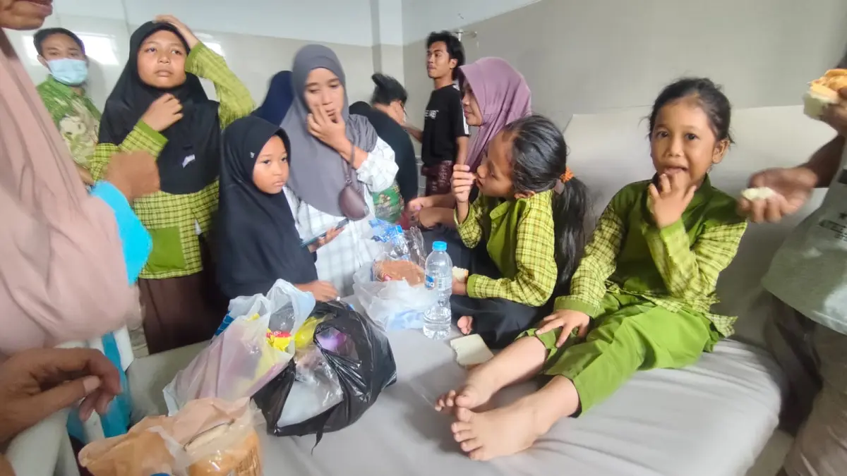 Sebagian murid SDN Beber mendapat perawatan dari petugas kesehatan Puskesmas Pringgarata, Jumat (11/9). (Dewi/Lombok Post)