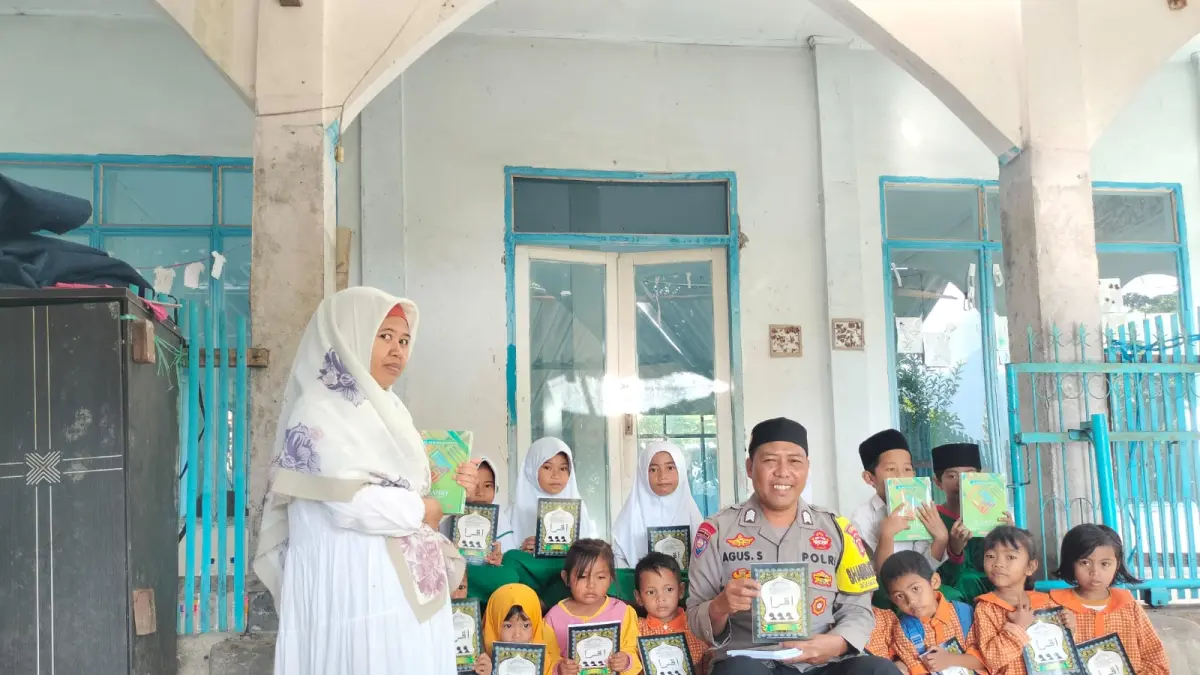 SERAHKAN: Bripka Agus Salim saat menyerahkan bantuan Iqro dan Alquran di sejumlah TPQ, Sekolah dan Masjid di Lotim.