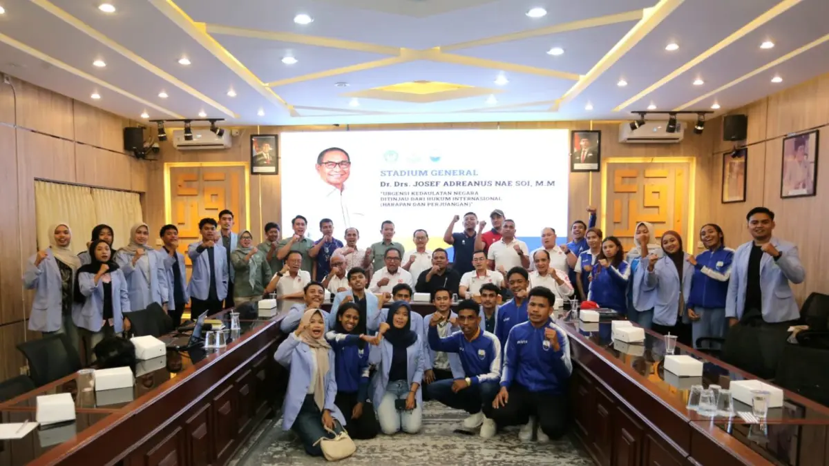 Wakil Ketua Umum (Waketum) VI KONI Pusat Josef Adrianus Nae Soi bersama mahasiswa UNDIKMA dan UNTL Timor Leste.