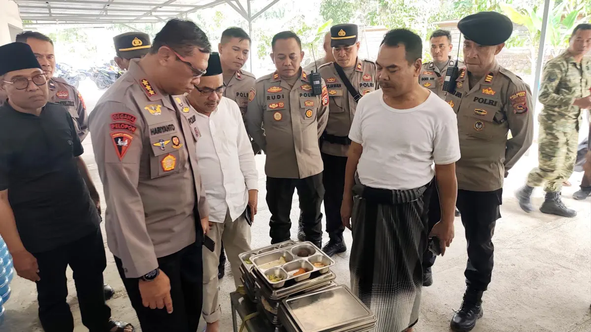 Kapolresta Loteng Kombes Pol Hariyanto (tiga dari kiri) meninjau sisa makanan paket MBG yang diduga menjadi penyebab ratusan siswa sekolah keracunan di SPPG Lombok Tengah Mekar Bersatu, Desa Mekar Bersatu, Kecamatan Batukliang, Lombok Tengah, Jumat (11/9).