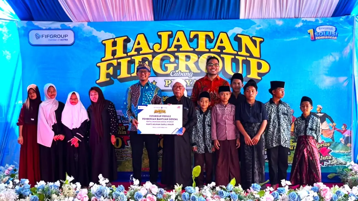 BANTUAN SOSIAL: Kepala Wilayah Nusa Tenggara FIFGROUP, Sujatmiko (lima dari kiri), bersama perwakilan Panti Asuhan Darul Khair TGH Abdul Wahab (enam dari kiri) dan Kepala Cabang FIFGROUP Praya, Ida Bagus Dritya Diarnawa (tujuh dari kiri), menyerahkan bantuan sosial melalui program FIFGROUP Peduli pada Hajatan Cabang FIFGROUP Praya 2026, Sabtu (12/9). (FERIAL/LOMBOK POST)