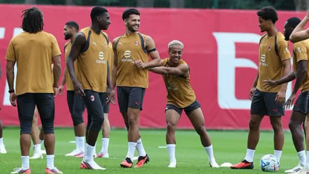 AKRAB: Para pemain AC Milan berlatih bersama. (Istimewa)