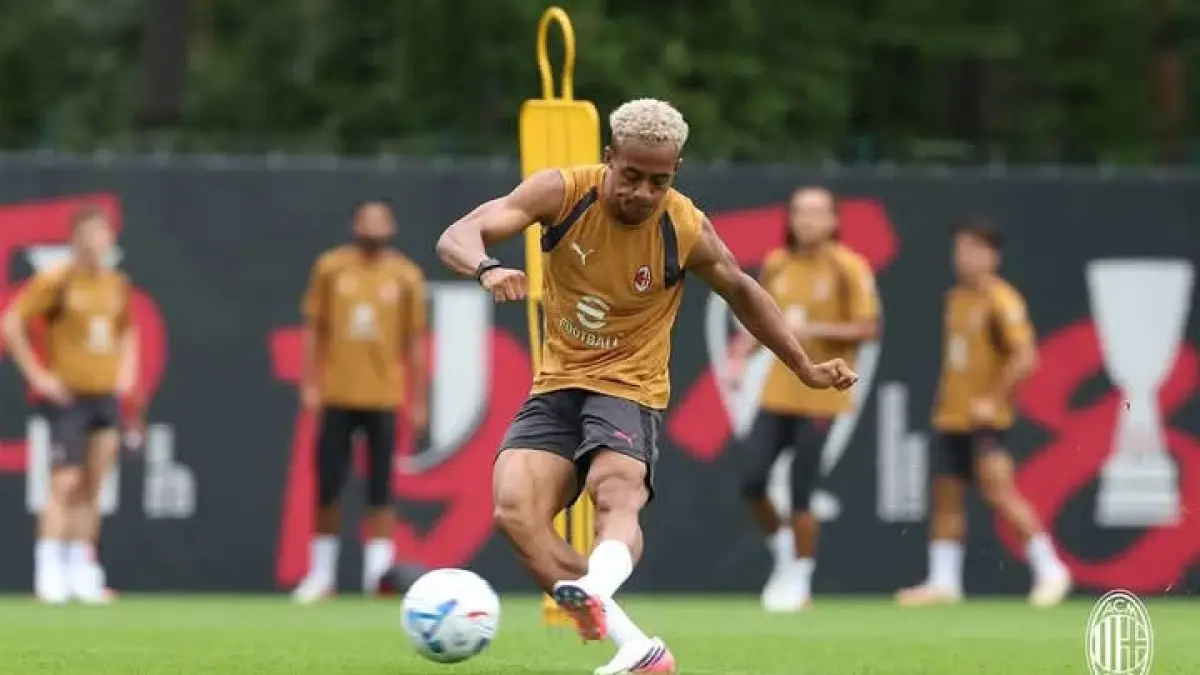 ASAH SKILL: Omari Hutchinson, pemain AC Milan berlatih tendangan bebas. (Istimewa)