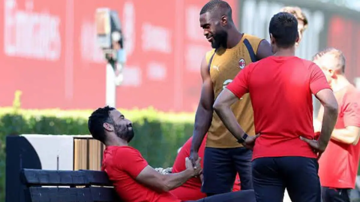 PERBAIKI HUBUNGAN: Fikayo Tomori bersalaman dengan pelatih AC Milan Ruben Amorim dalam sesi latihan. (Istimewa)