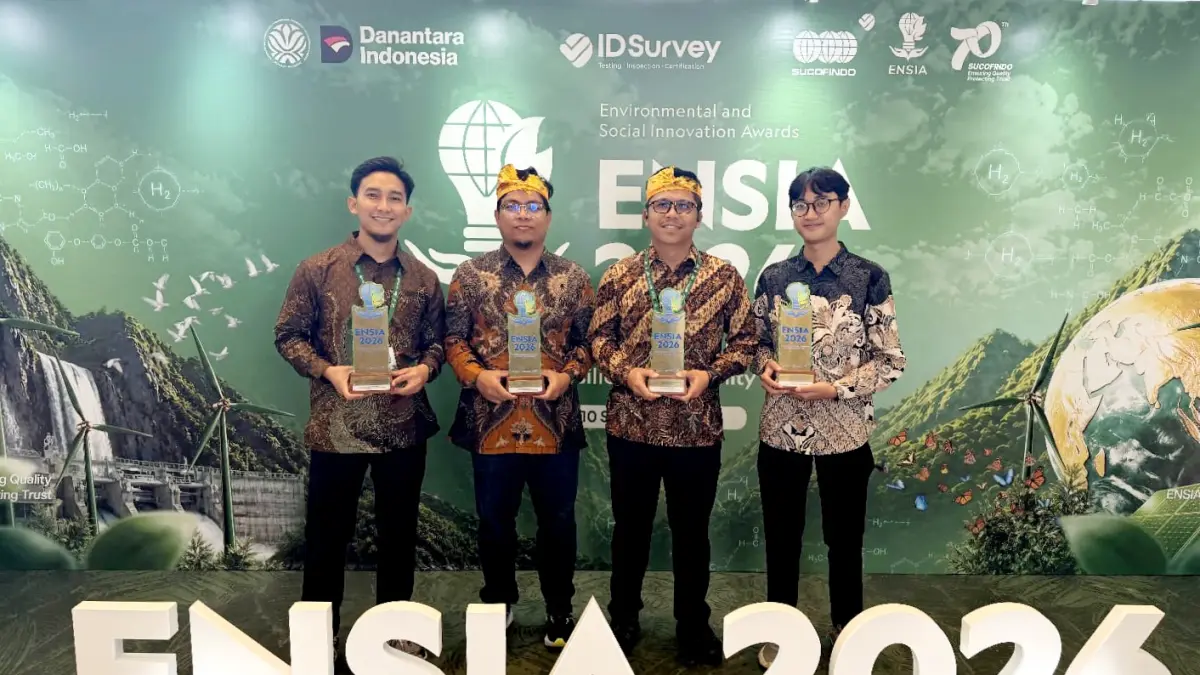 PRESTASI LINGKUNGAN: Perwakilan PLN Indonesia Power UBP Jeranjang menerima penghargaan kategori Gold dalam ajang ENSIA 2026 di Bali, Kamis (10/9).
