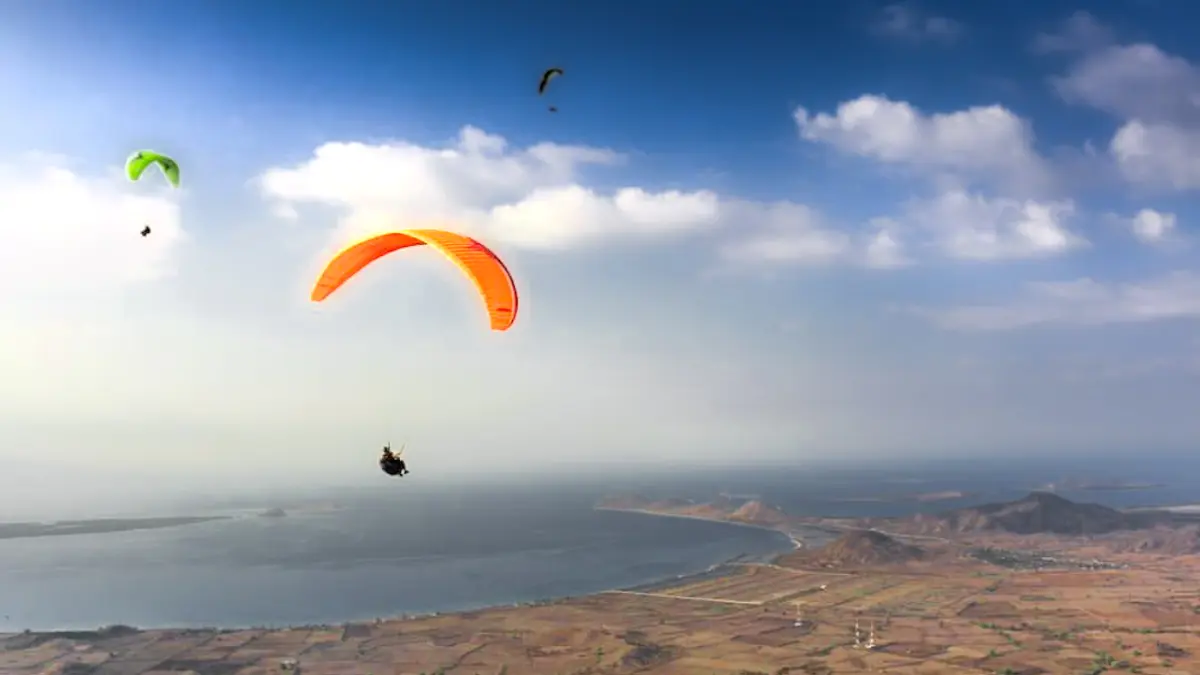 WISATA PARALAYANG: Penampakan paralayang dari Bukit Mantar, di Desa Mantar, Poto Tano, KSB. (IVAN/LOMBOK POST)