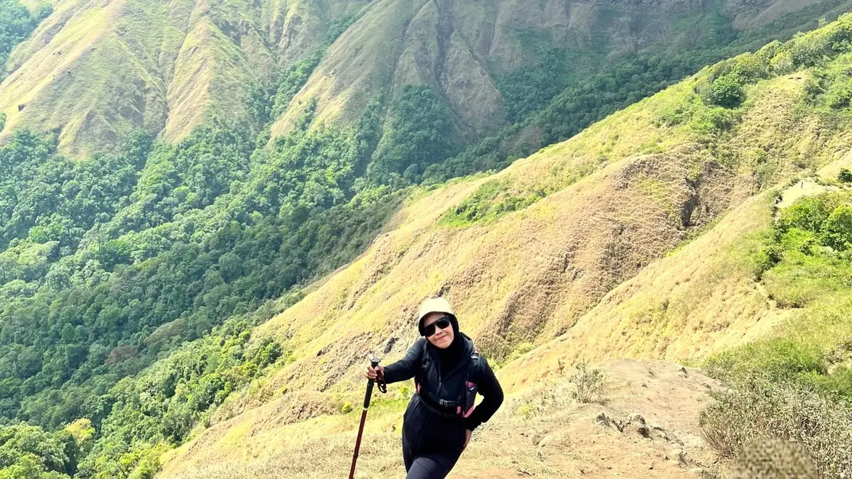 Wisatawan menikmati trekking di Bukit Dao Daya.