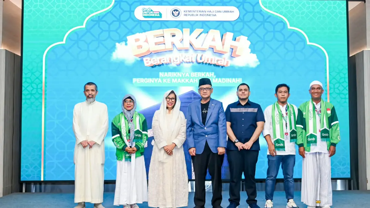 Kiri - Kanan: Umar Bakadam, Komisaris Utama Dream Tours and Travel; Misleha Mitra Pengemudi Perempuan dari Surabaya, Neneng Goenadi, Chief Executive Officer Grab Indonesia; Mochamad Irfan Yusuf, Menteri Haji dan Umrah Republik Indonesia; Halid Umar Bakadam, Direktur Utama Dream Tours and Travel; Ismail Isnin, Mitra Pengemudi daerah Batam dan Jonathan Hutapea Mitra Pengemudi dari Manado dalam prosesi keberangkatan 105 Mitra Pengemudi Grab pemenang program Berangkat Umrah (BERKAH) di Tangerang, Sabtu (12/9). (ist)