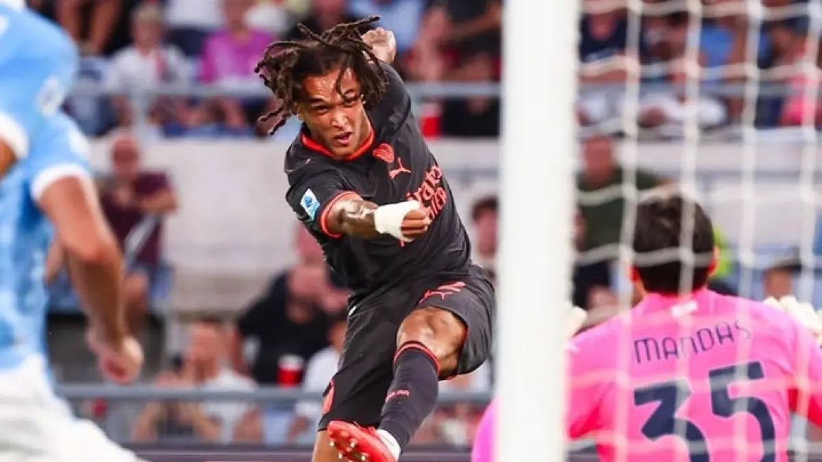 BRACE: Diego Moreira, pemain AC Milan melepaskan tembakan yang tak bisa dibendung kiper Lazio. (Istimewa)