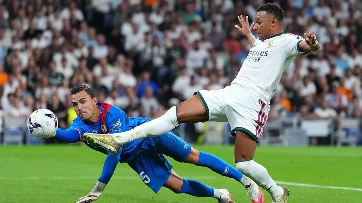 Debut di Santiago Bernabéu! Kiper asal Lombok Emil Audero catat 7 save spektakuler lawan Real Madrid dan banjir pujian fans.