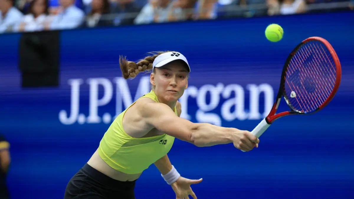 Elena Rybakina kalahkan Aryna Sabalenka di final US Open 2026 dan meraih gelar Grand Slam ketiga sekaligus mempertahankan status nomor satu. (Photo AFP)