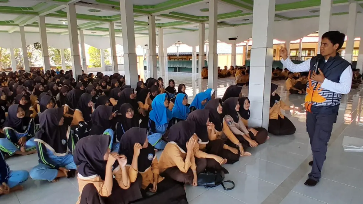 Kabid Pembinaan dan Pengembangan Kepemudaan Dikpora NTB, H. Tarmidzi memberikan materi kepada siswa.