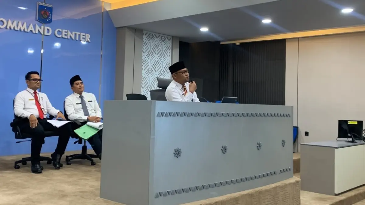 Kandidat Calon Kepala Dinas Dukcapil Irawan Rahadi saat memaparkan visi, misi, serta gagasannya. Sedangkan dua kandidat lainnya Cahya Samudra dan Zulkarwin menunggu giliran di belakang.