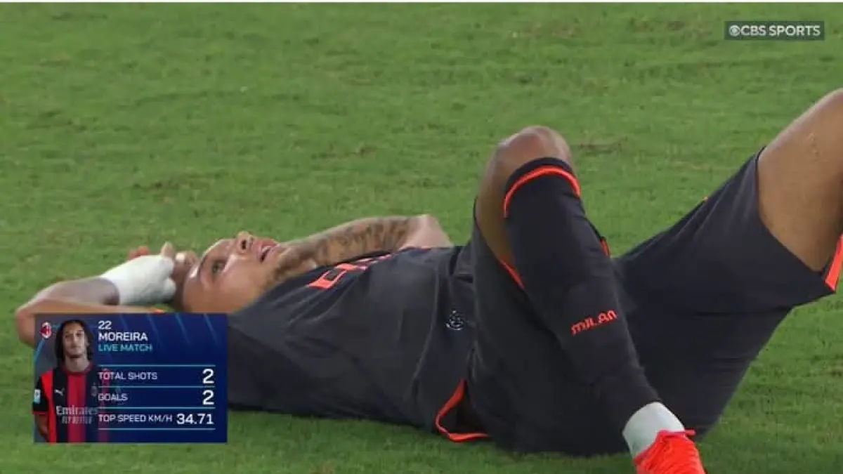 KELELAHAN: Diego Moreira usaha laga AC Milan vs Lazio yang berakhir imbang 2-2. (Istimewa)