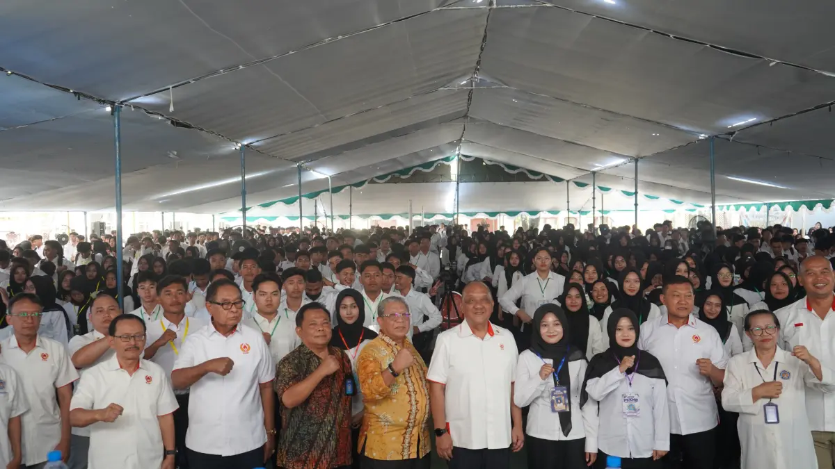 Ketua KONI Pusat Marciano Norman bersama mahasiswa baru usai pembukaan PKKMB Undikma 2026. (DOK UNDIKMA)