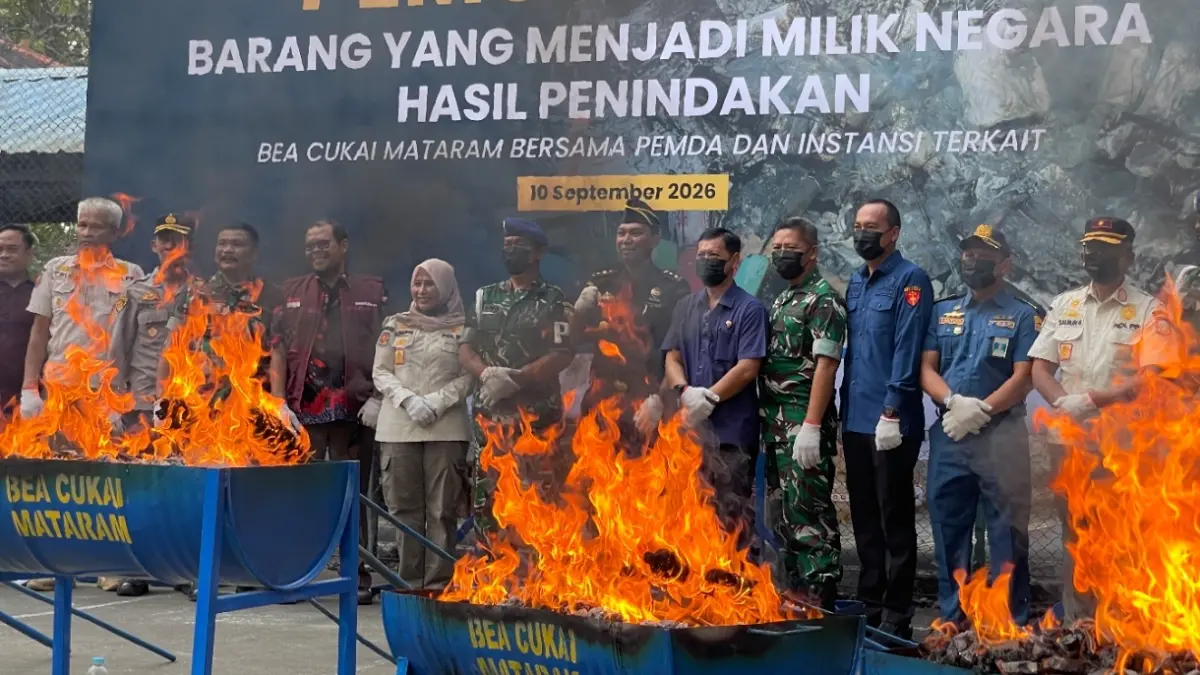 Konferensi Pers dan pemusnahan barang yang menjadi milik negara hasil penindakan Bea Cukai Mataram bersama Pemkot Mataram, Pemda lainnya, dan instansi terkait, Kamis (10/9).