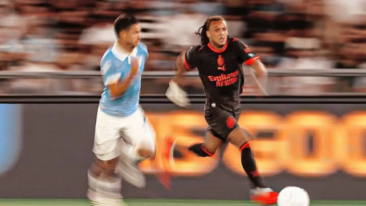 MAKSIMAL: Pemain AC Milan Diego Moreira menggiring bola berlalu melewati kejaran pemain Lazio. (Istimewa)