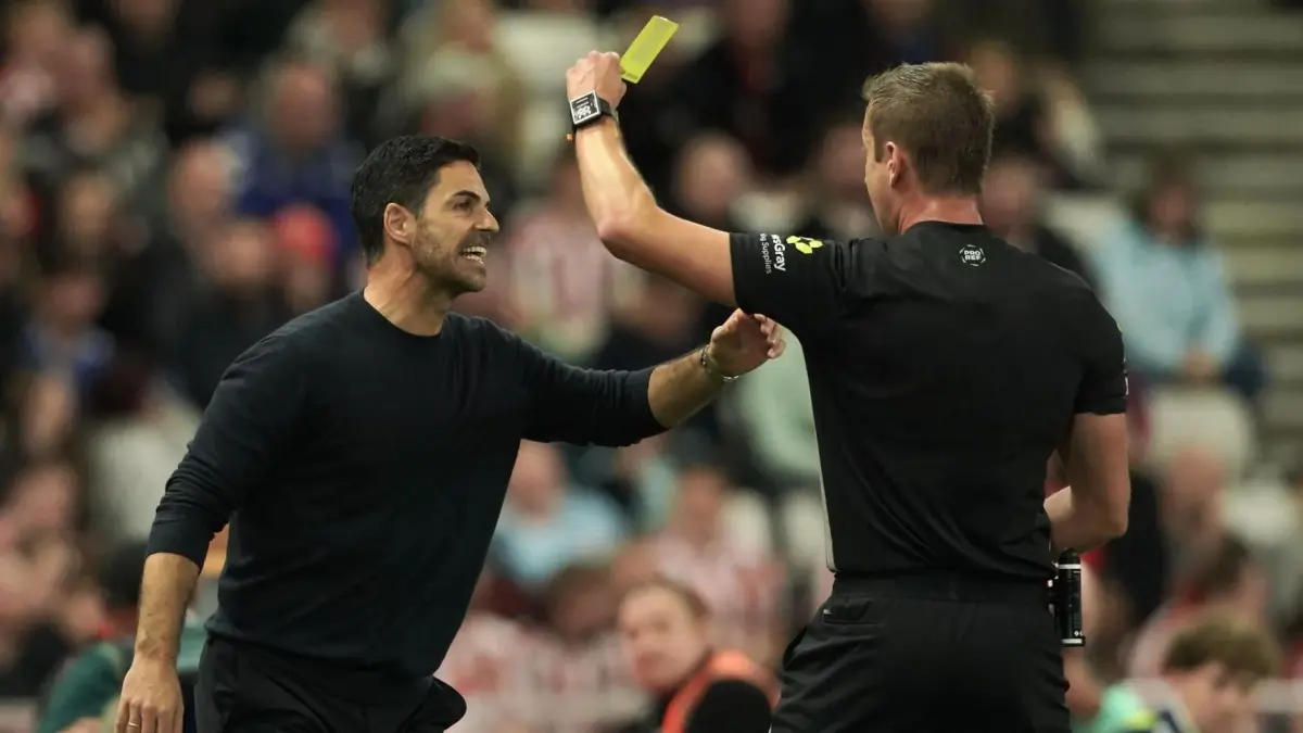 Mikel Arteta akhirnya dikartu kuning akibat sering keluar technical area saat laga Arsenal vs Sunderland! Keith Hackett beri sentilan.