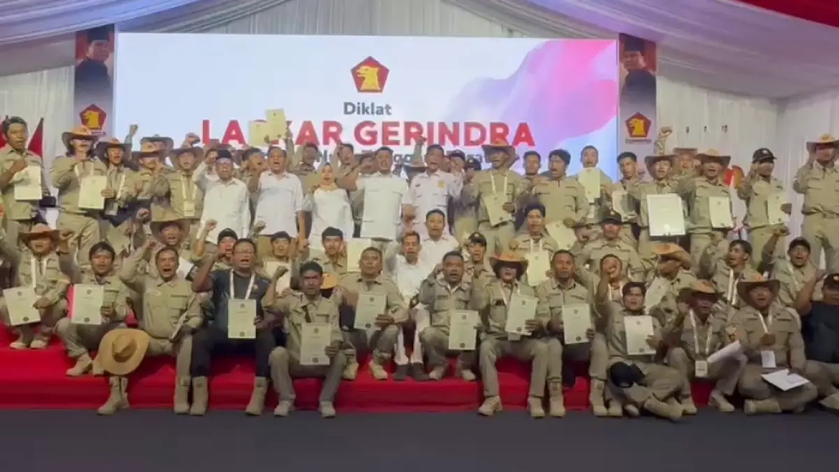 Para kader partai Gerindra yang telah selesai mengikuti Diklat Laskar Gerindra NTB berfoto bersama.