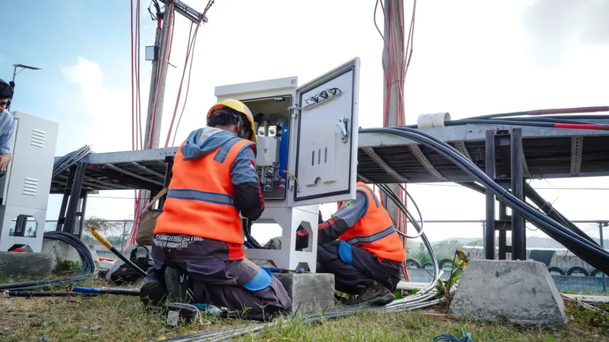 Petugas PLN sedang mengecek panel dan jaringan kelistrikan agar seluruh sistem siap dalam mendukung event internasional MotoGP di Sirkuit Mandalika, Nusa Tenggara Barat pada 9-11 Oktober 2026.
