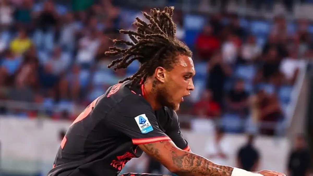 SELEBRASI: Diego Moreira, pemain AC Milan melompati pagar pembatas usai mencetak gol dalam laga kontra Lazio. (Istimewa)