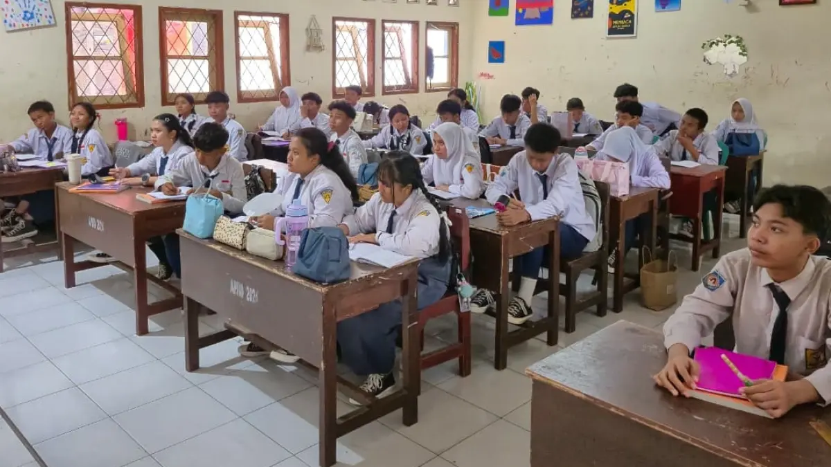 SERIUS: Siswa SMPN 15 Mataram saat belajar di dalam kelas, belum lama ini.