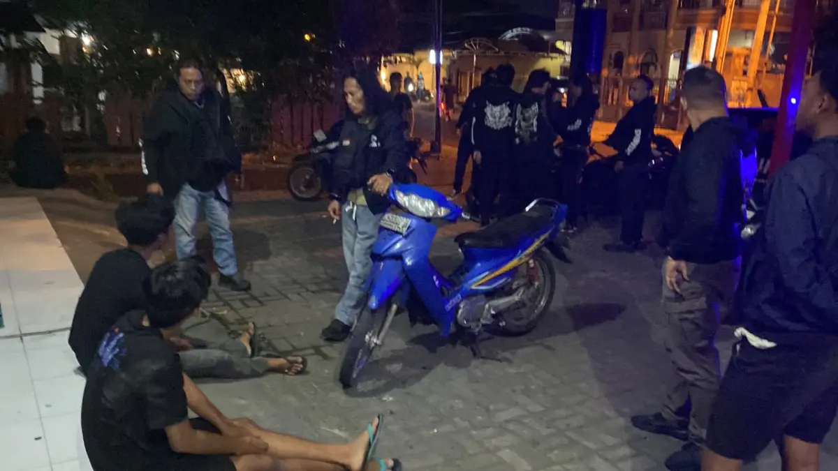 Tim URC Puma Jatanras Ditreskrimum Polda NTB saat menggelar patroli strong point pada Minggu (13/9) dini hari