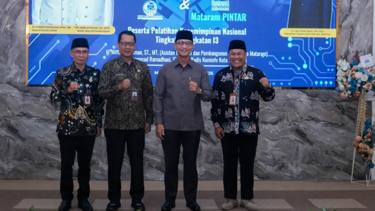 Wali Kota Mataram H Mohan Roliskana didampingi Sekda H. Lalu Alwan Basri, Asisten 2 H. Miftahurrahman, Kepala Diskominfo Kota Mataram H. M Ramadhani, dan tamu undangan lainnya saat launching Inovasi Proyek Perubahan Sipasti Mapan dan Mataram PINTAR.