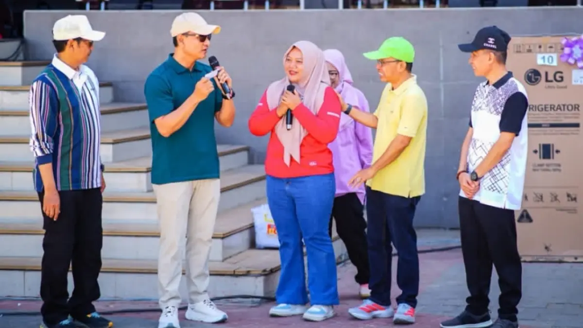 Wali Kota Mataram Mohan Roliskana didampingi Sekda Lalu Alwan Basri saat membacakan pemenang kupon berhadiah
