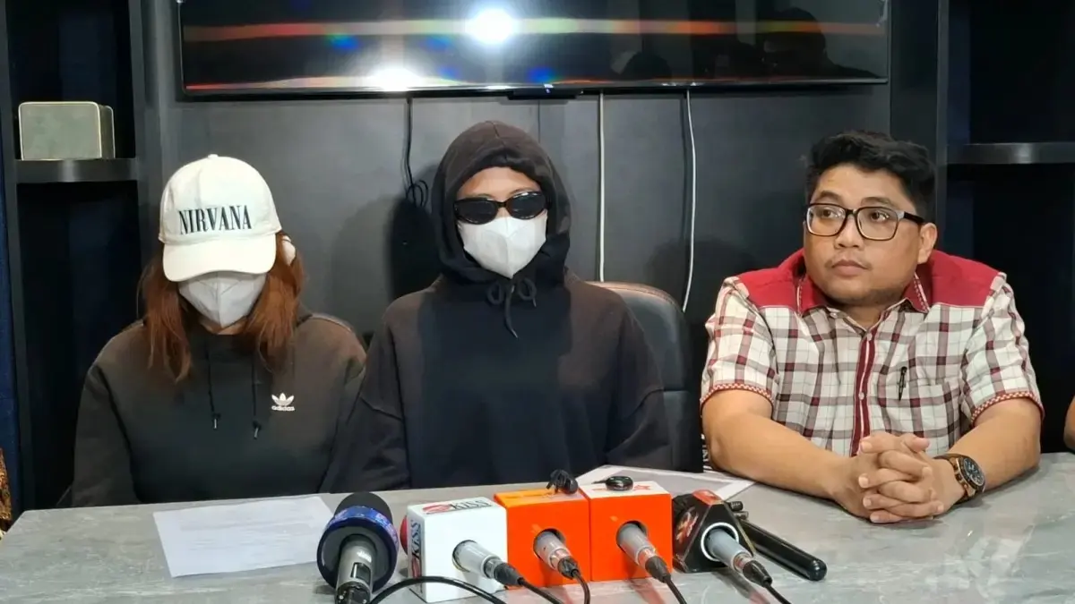 ANW (pakai kaca mata), wanita yang mengaku mengalami kekerasan seksual dari Betrand Peto. (Abdul Rahman/JawaPos.com)