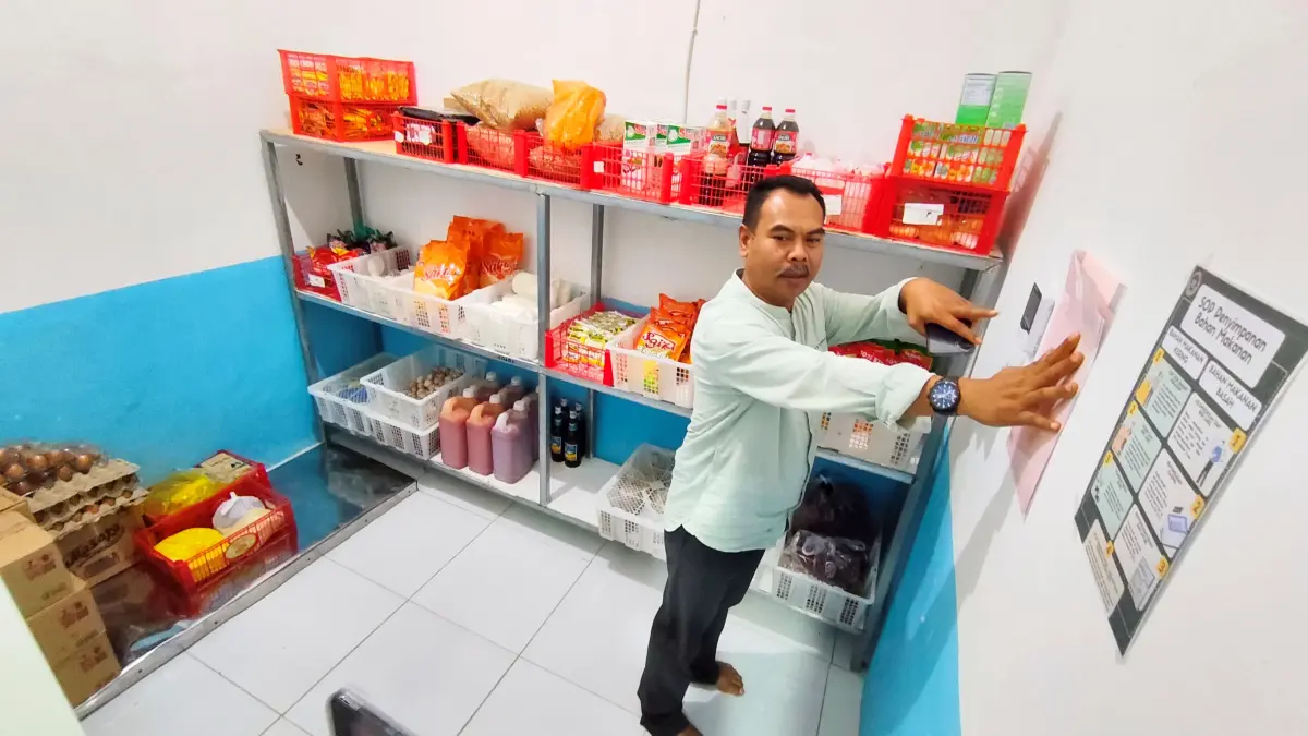Khairuddin, pemilik Yayasan Budi Sain Mangkling menunjukkan kondisi kantor SPPG Lombok Tengah Mekar Bersatu tanpa aktivitas setelah ditutup sementara BGN pasca keracunan massal ratusan siswa, di Desa Lendang Tampel, Batukliang, Lombok Tengah, Ahad (13/9).