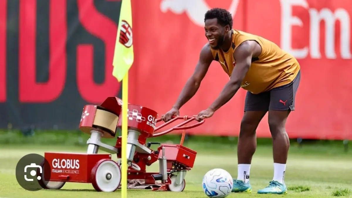 BERCANDA: Gelandang AC Milan Yunus Musah bermain dengan mesin pemotong rumput dalam sesi latihan klub. (Istimewa)