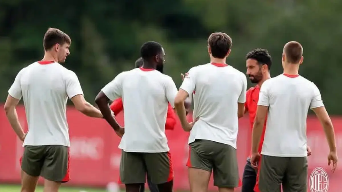 BERI ARAHAN; Pelatih AC Milan Ruben Amorim menjelaskan taktik pada para pemain. (Istimewa)