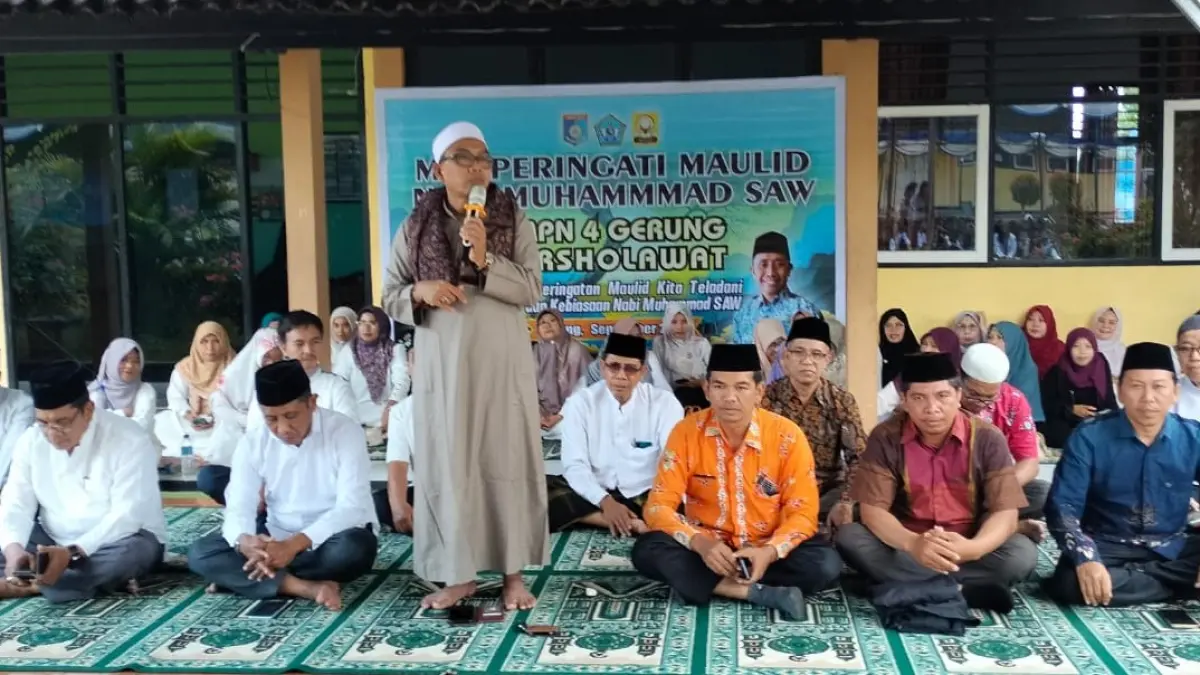 DENGARKAN TAUSIAH: Para guru SMPN 4 Gerung mendengarkan tausiah pada peringatan maulid Nabi Muhammad SAW di sekolah setempat, belum lama ini.