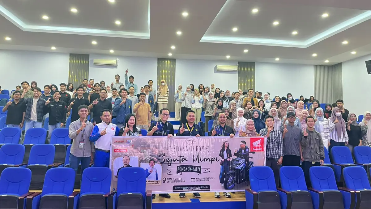 Foto Bersama : Tim Astra Motor NTB bersama mahasiswa Unram.
